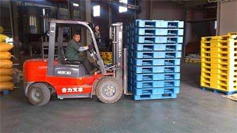 塑料托盘与机械叉车 塑料托盘与机械叉车